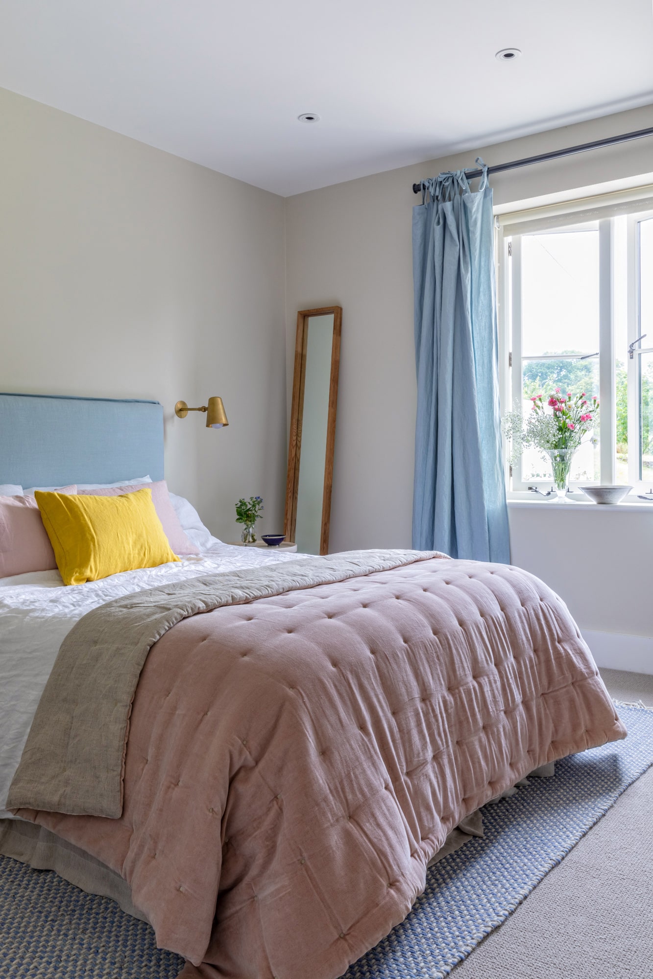 interior: bedroom in pink and blue colours with yellow details